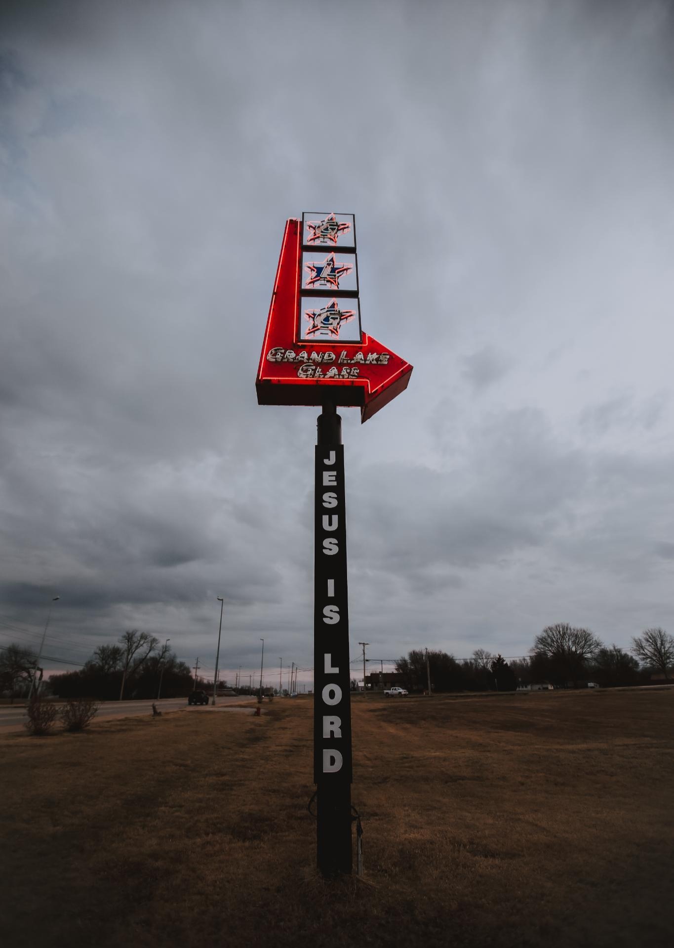 Grand Lake Glass - Grove, Oklahoma Pylon Sign with Animated Neon